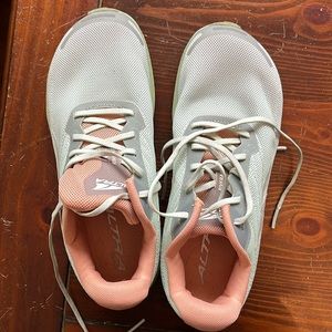 Like new Altra rivera 2 women’s shoes size 8.